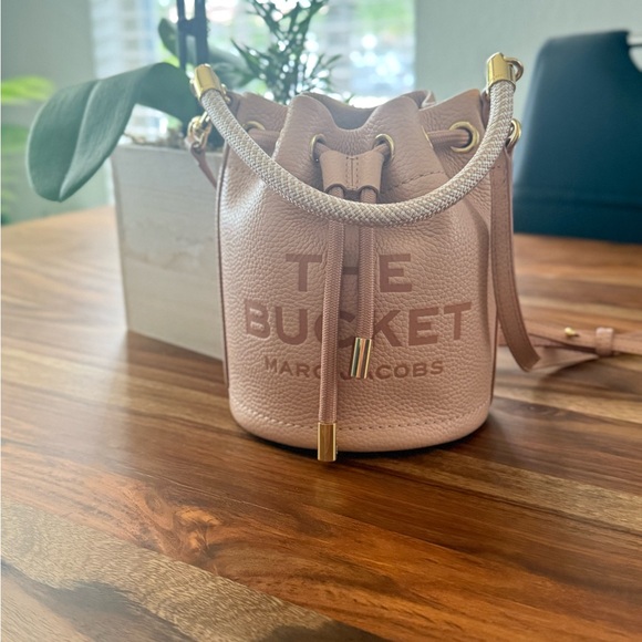 Marc Jacobs THE LEATHER
BUCKET BAG - Picture 5 of 5